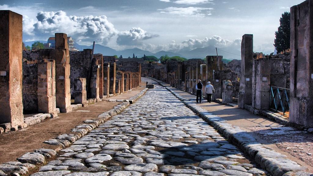 Strada romana tra le rovine archeologiche di Pompei
