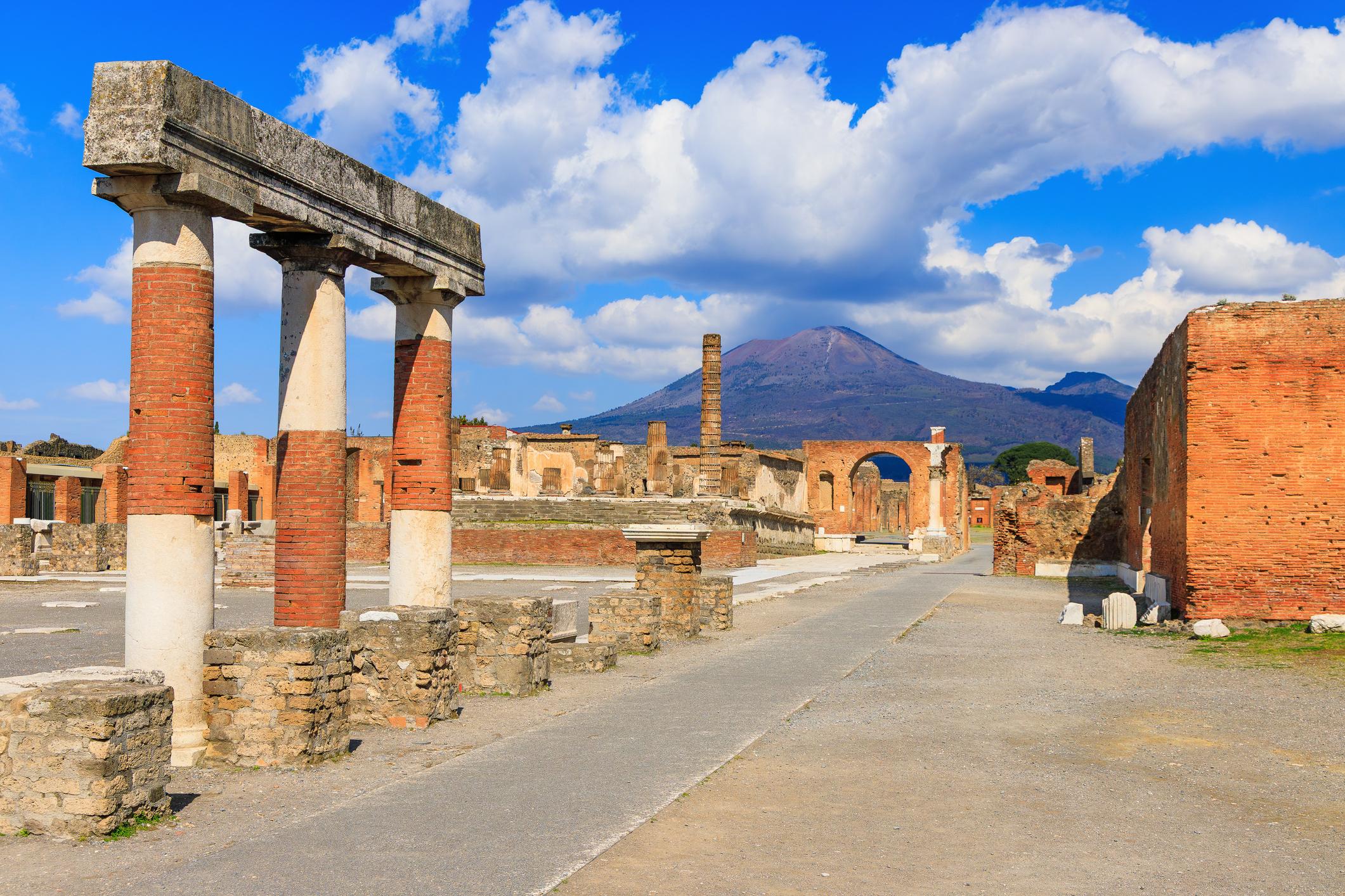 Resti del Foro di Pompei con il Vesuvio sullo sfondo