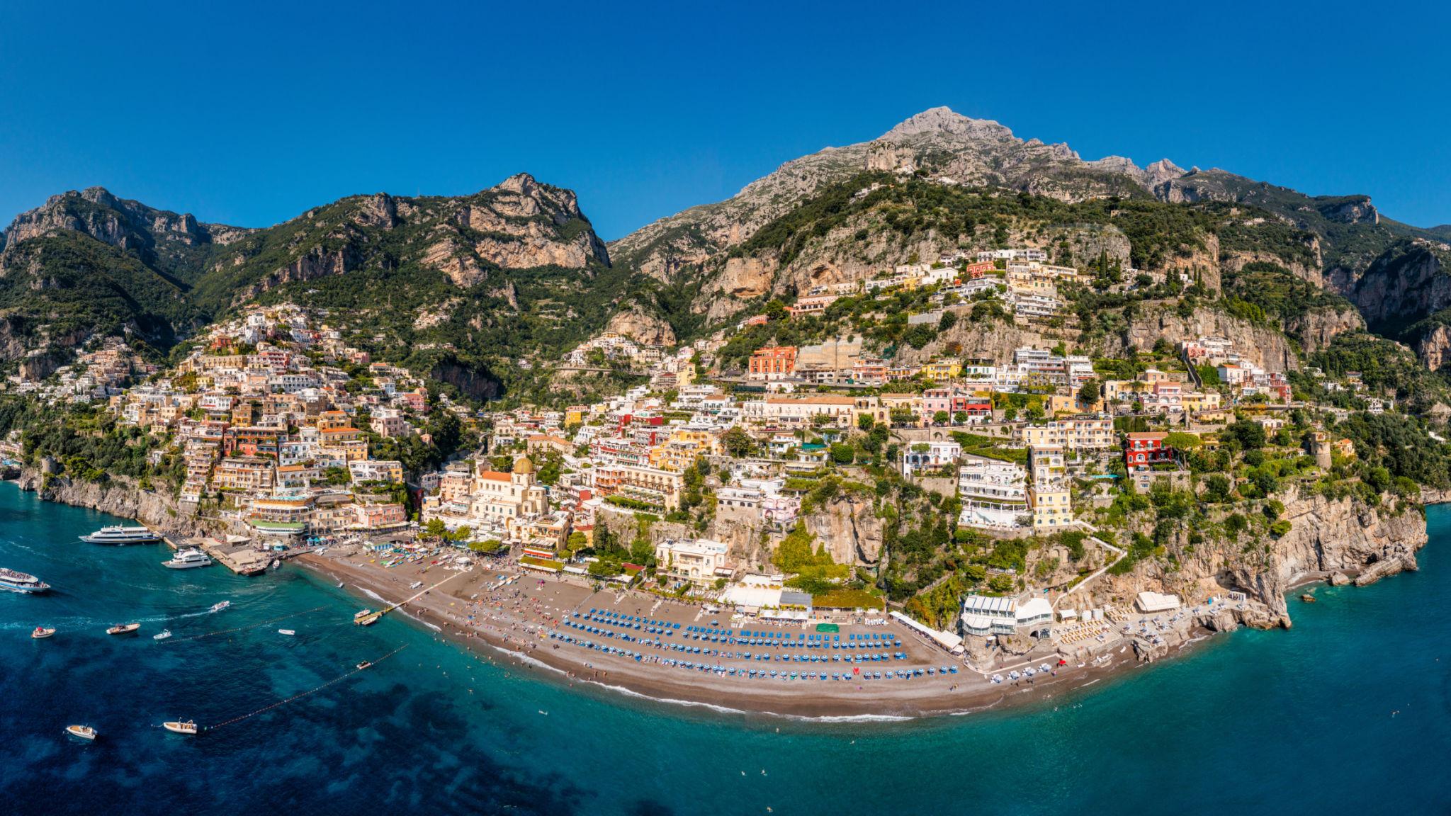 Positano con le case colorate affacciate sul mare