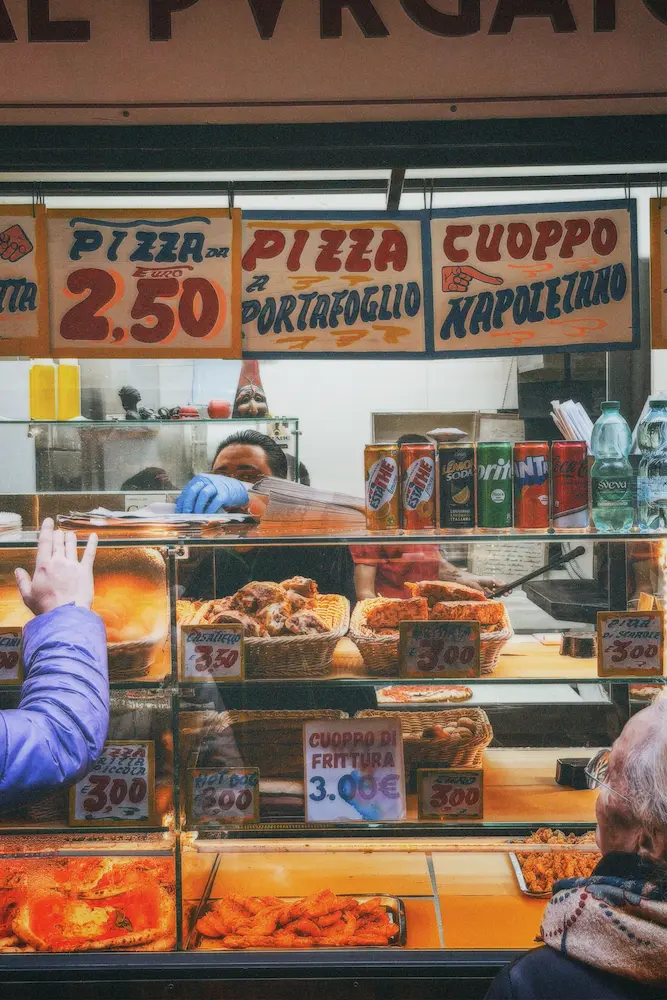 Mercado de alimentos italiano con productos frescos y escenas de la vida local